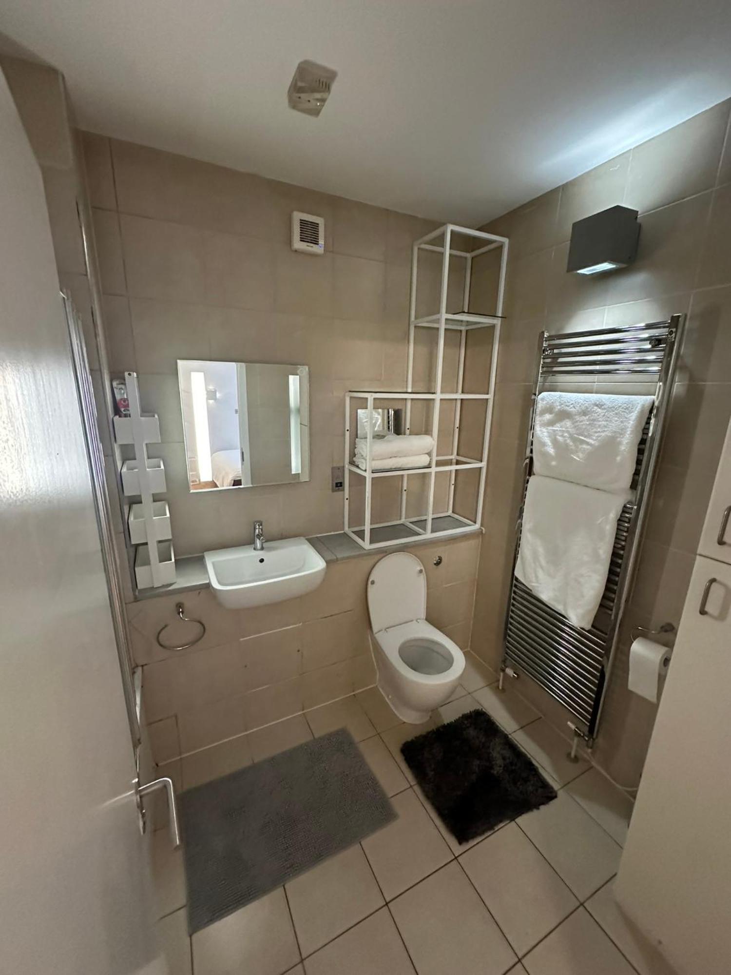 Double Bedroom With Shared Bathroom Londra Esterno foto